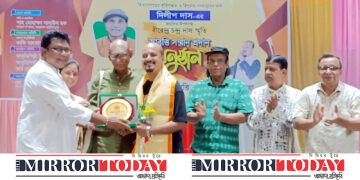 বরেণ্য আবৃত্তিশিল্পী কাজী মাহতাব সুমনকে সম্মননা প্রদান