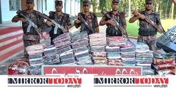 কুমিল্লায় ১০-বিজিবির অভিযানে কোটি টাকার ভারতীয় পোশাক ও মোবাইল ডিসপ্লে জব্দ